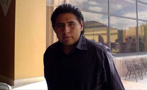 la vida es algo q solo NOS han prestado x un instante; asi q no hay q desperdiciar ni un instant + escribiendo...simplemente si tienes ganas ¿xq no hacerlo?