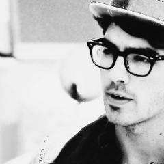 JoBrosLovebug's profile picture. Jonas Brothers ◄◄◄ falei pouco, mais resumi minha vida 
@AriihMcFlyMusic @JemiLoversHot