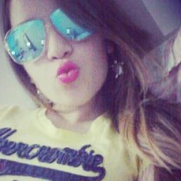 Sou a pessoa mais estranha, idiota, complexada, dramática, inquieta e feliz que já conheci.