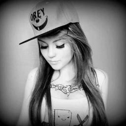 α gαrotiinhα imperfeitα, αquelα que chorα de dor, αquelα que ja sofreu poor αmor, αquelα que sαbe se αrrepender! ♥