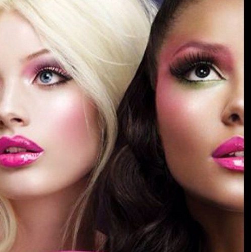 Mujeres que quieren verse como Barbie, comiendo como Barney