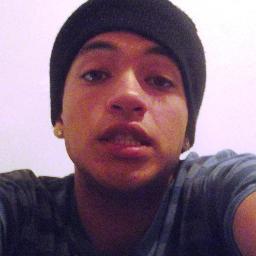 Sarcástico, irônico, observador, não puxo saco de ninguém. Tenho mente mafiosa e tô pouco me fodendo sobre o que pensam de mim.