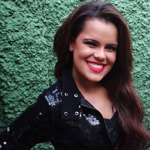 A música é uma arte suprema. Cantora solo Sertaneja. Contato: (11)99738-7696