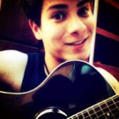 Já sinto falta do seu cheiro, seu abraço,
do seu sorriso largo, escancarado ♪