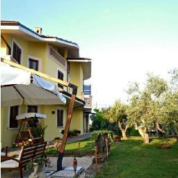 Elegante Location nel verde di uliveti secolari vicino al mare e montagne, ricche di borghi, Eremi ,laghi, ecc...
Vacanza indimenticabile in Abruzzo !