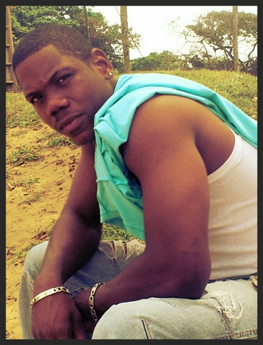 christweet97's profile picture. La patience te donnera des cheveux blancs, mais un homme avec des cheveux blancs, n'est pas un homme mort.