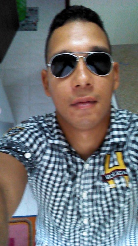 me considero un chico expontaneo divertido serio cuando se debe ser pero feliz de que papa dios me de un dia mas de vida y espero que sean mucho mas
