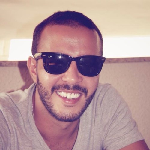 Como um bom carioca, amante do Rio de Janeiro. Estudante de Adminitração, Ex-presidente da Gama Júnior Consultoria - Empresa Júnior.