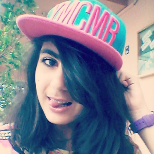 Yeah I'm A Diretioner ! Got A Problem !? I'm A 13 Years Old Crazy Girl Living In My Dreams … ! I'm The Most Photogenique Girl And I follow Back ;)