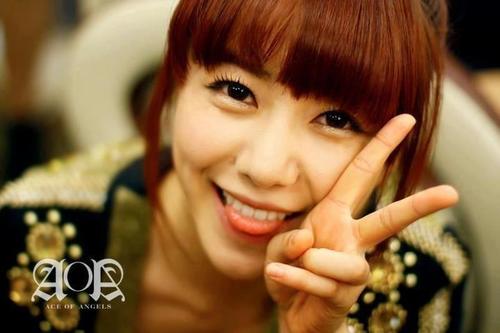 Fake: Vocalista, rapera y bajista de AOA, ullzang; Omma: @xEunji_A; Angels: @AOA__Choaya90 @JiminelShin @AOA_ChanMi97 @AOA__HyeJeong93