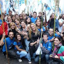 18 años, Hincha y Socio de Racing, Peronista K y Militante de La Campora, Estudiante de Ciencia Politica en la Universidad de Buenos Aires