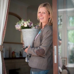 Freelance florist specialising in weddings. using British local flowers wherever possible & responsibly sourced flowers from around the world. Love my job :)