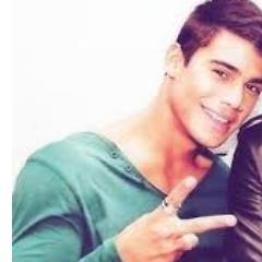 São seus olhos castanhos, Com essa veia saltada ,É teu rosto de menino e esse sorriso nervoso ! @MicaelBorges_