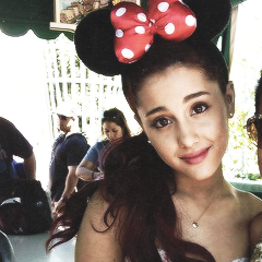 follow @Twerkingselenur she follow back