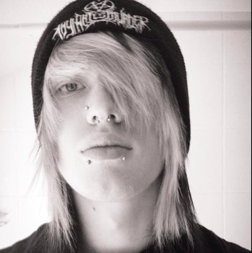 Hey! Im Scott and I'm from Bracknell, UK I don't normally use this, but if you wanna chat or whatever feel free too :)