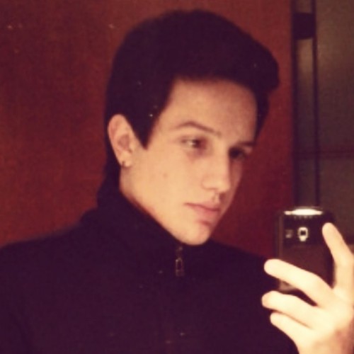 Thalles Cunha de Oliveira, vocalista de uma banda sem nome. Tento ser legal e sou quase engraçado........ E é só isso, mais nada.