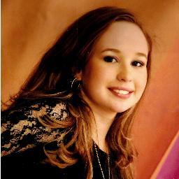 16 anos, Ariana com ascendente em Cancer, gaucha, estudante, futura veterinaria, canhota, filha unica, inteligente, extrovertida, sonhadora e ironica