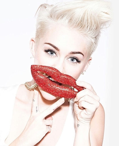 @MileyCyrus sem você eu não sou nada, obrigada por existir, e me fazer feliz! Te Amo Diva s22 Sou Smiler com orgulho! Radiate Love...