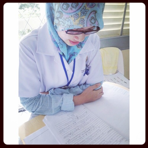 a daughter, a sister, a fren, a slave of Allah, a medical student...( im just a happy doc