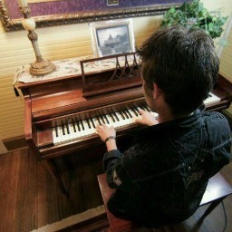 I'm a musician and singer/songwriter. I have a love for most thing involving the entertainment industry!