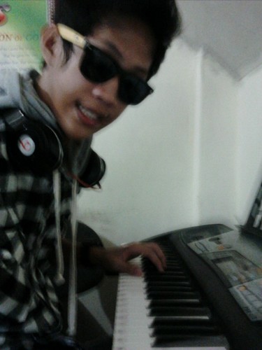 im a: basketball player,lead guitarist,skater,skilled at drawing anime,pianist, and a dancer :D