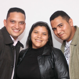 cantante cristiano, casado con grisel padre de dos niñas y me gusta adorar a mi Dios todopoderoso la unica razon de mi existir