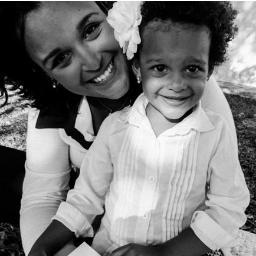 Filha Deus, esposa do Ricardo, mãe da Laura, pastora de almas e muito feliz!