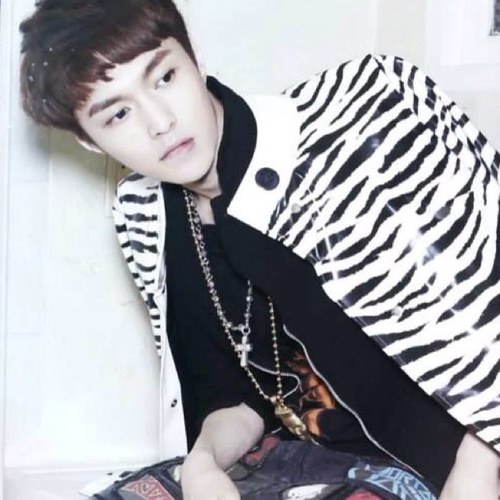 หนีห่าวครับ ผมเลย์ หรือ จางอี้ชิง จาก EXO-M ผมเฟรนลี่ น่ารัก มีลักยิ้มด้วย 555 ฟอลผมเยอะๆนะครับ #FAMROBOTH