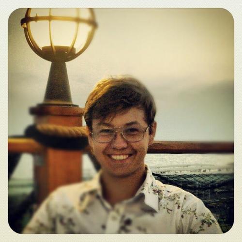 мажор; сказочник; неудачник, но добрый, не неудачник. А ещё мне 17 лет, завидуйте 18 летние старики