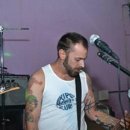 Sou isso aí!!!! Baixista de 3 bandas!!rsrsrsr