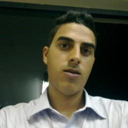 Um menino que sabe viver cada momento intensamente, aonde O IMPORTANTE É SER FELIZ.! Na minha vida falta palavras para o que sinto e sobra emoção no que vivo!