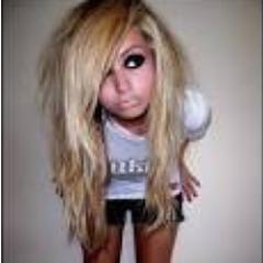 #directioner #blondie #jellybeans #piggies #likespink Hello people. I'm Lola and i'm a proud blonde, 1D is my life. I like chips and smarties :D dont judge;3