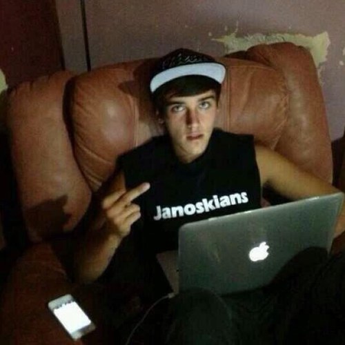follow @skipsadirtypig bc u just got a free follow