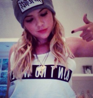 Off_laura_4's profile picture. Follow back by @off_laura_malik | demitria lovato ☆