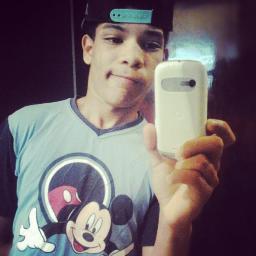 eu sou um gαroto como todos os outros,só estou vivendo diαs iguαis, de mαneirαs diferentes,eu gosto de dα uns rolé,αproveitα α vidα
ké conhece segue aii