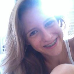 LariNogueira__'s profile picture. 