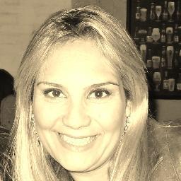 Coach e trainer. Sonhadora incorrigível. Santista bairrista e bem humorada por convicção. Apaixonada por sorrisos sinceros e por gente.