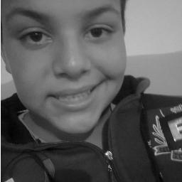 14 anos , olhos castanhos , pele clara , estudioso , animado , engraçado , divertido , feio , bonito e sou super Fã do Bonde das Maravilhas ;*