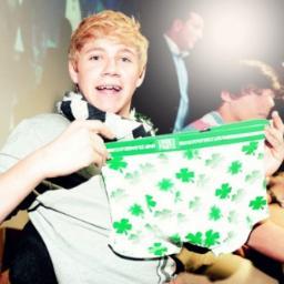 Meu nome é Deise Maier(@DeiseLoves_1D) e amo todos vocês manas,e manos da grande família de Directioners ou Boydirectioner!