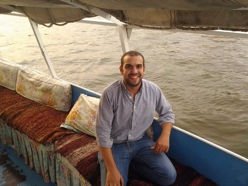 لو عشقك لمصر جنان يبأ أتجنن 
دة هى أم الدنيا و الناس فكرانى مجنون علشان لسة بحبها