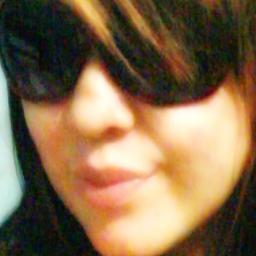 sou simplismente uma menina que procura se expressar, tenta viver de forma que todos querem mais na verdade nunca faz o que eles mandam, ajuda quem precisa.