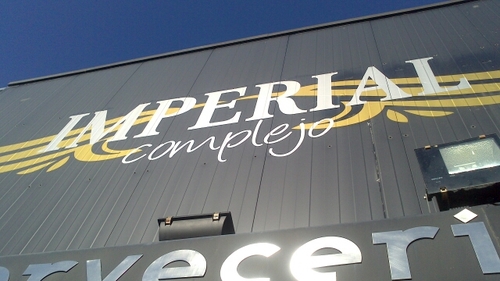 Complejo hostelero con cafetería, restaurante , terraza , pool room , sala , discoteca , coktails y mucho más