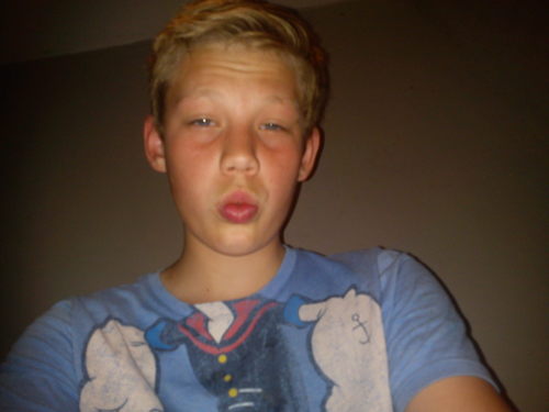 follow me i follow back:)