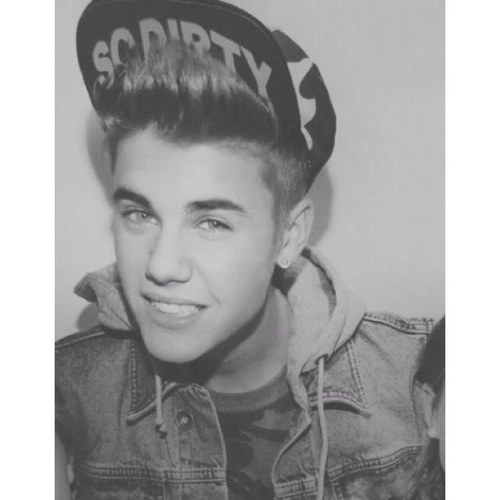 i'm just here supporting my idol, there is nothing else to it