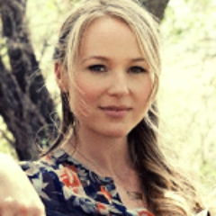 The twitter for http://t.co/qIyyZhlp. A fan site dedicated to the talented singer/songwriter/actress Jewel! Please remember we are NOT @jeweljk!