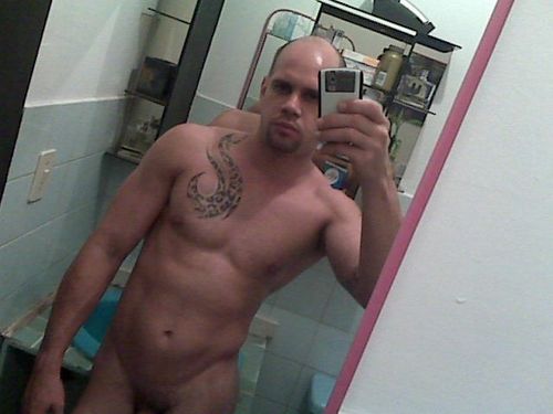 enamorado de ???... soy jodido pero fiel, digo lo q pienso y me sabe lo q pienses de mi.. Bienvenidos