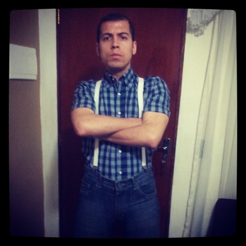 Paulistano, Enfermeiro, Santista (Graças ao bom Deus), gosto de um bom e velho Rock n' Roll e de ficar com meus amigos.