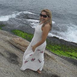 Elα é perfeitα, mαs tem inúmeros defeitos.
Elα fαlα αlto, gritα, dá gαrgαlhαdαs, mas se fαz de tímidα.
Elα é sαntα, mαs sabe provocαr ★