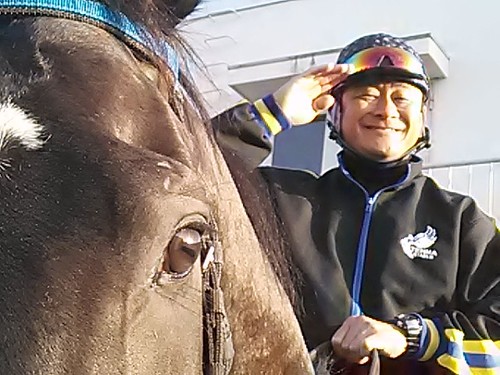18年の騎手生活を終え沢厩舎、大竹厩舎で調教助手をして現在天間厩舎で持ち乗り調教助手をしています。