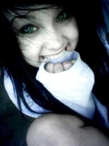 Je te follow back seulement si tu follow @ClaraOsef et je vérifie :)